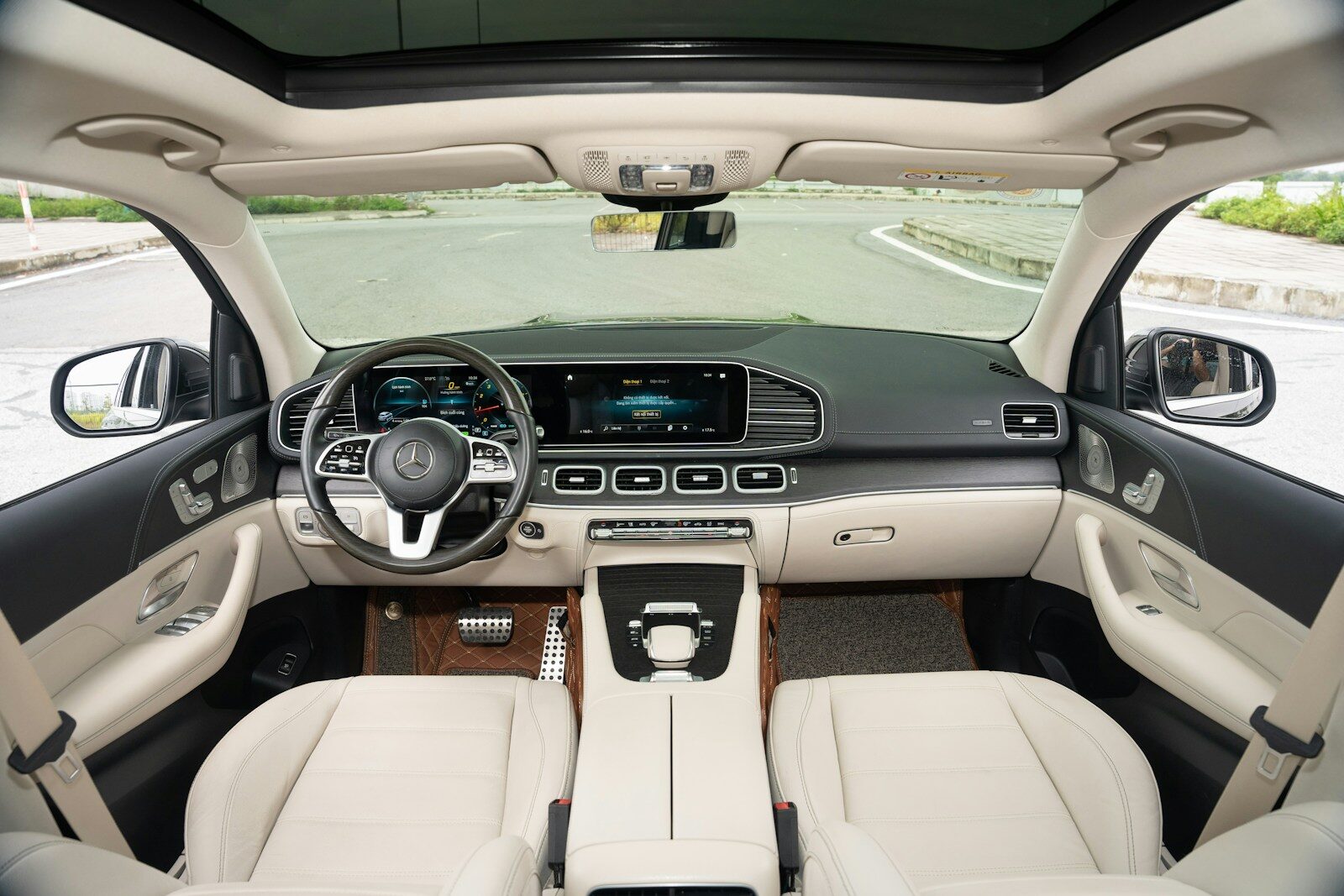 Photo by NAM CZ the interior of a car